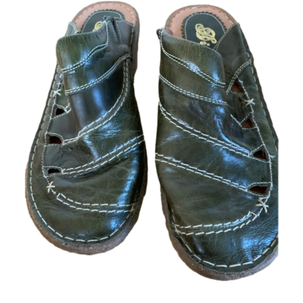 🌿 NWOT GREEN LEATHER CLOGS